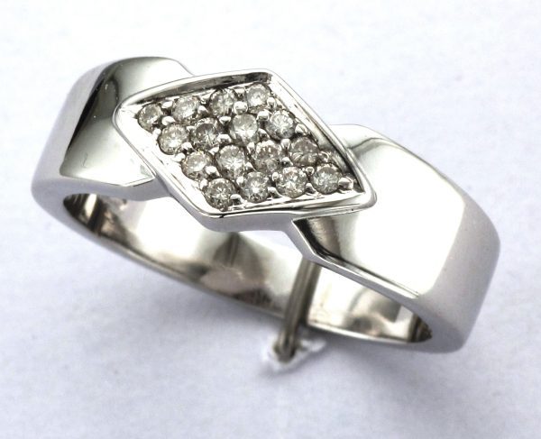 14ct White Gold 16 Stone Diamond Ring