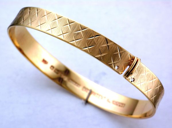 Ladies 9ct Gold Round Flat Diamond Cut Bangle