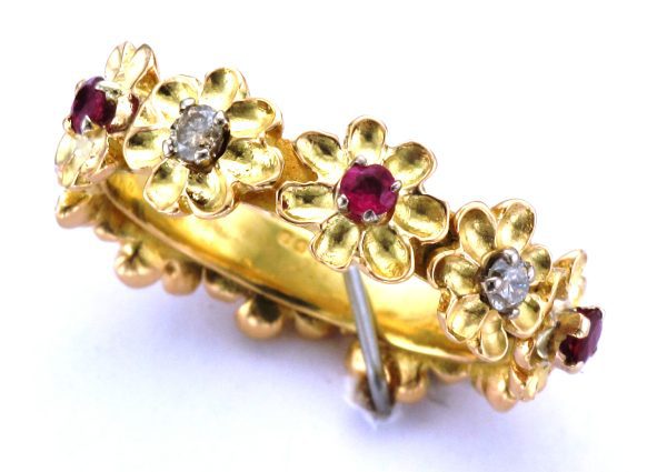 18CT DIA/RUBY FLOWER BAND