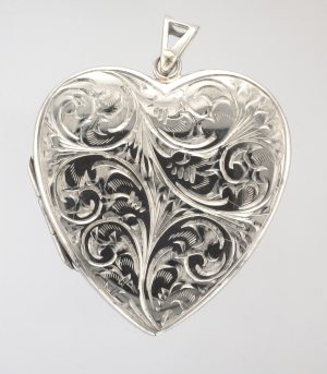 SIL SCRL ENG HEART LOCKET