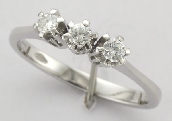 18ct White Gold 3 Stone Diamond Ring
