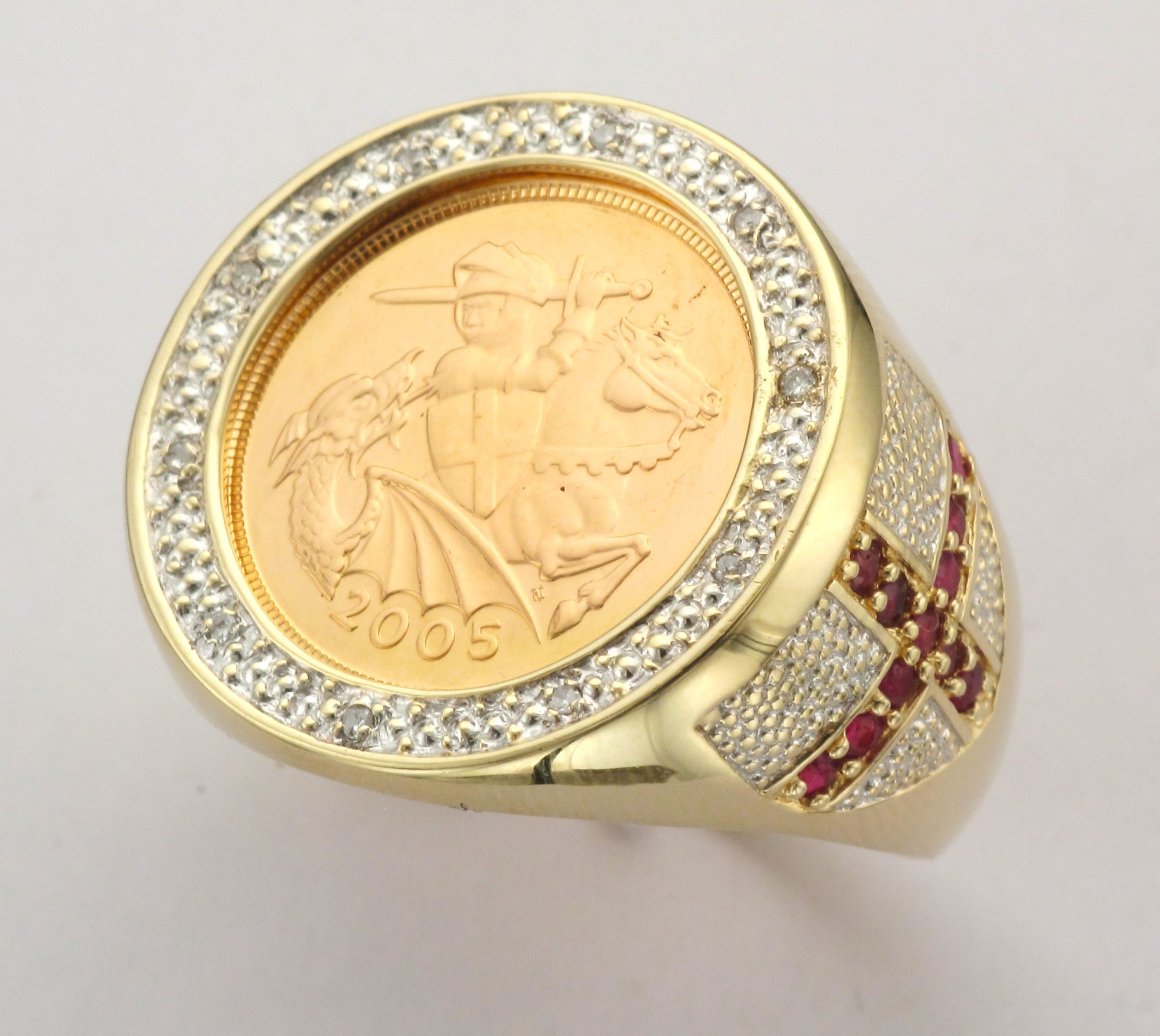 9ct Gold 2005 Half Sovereign Ring St George Pattern Shoulders 