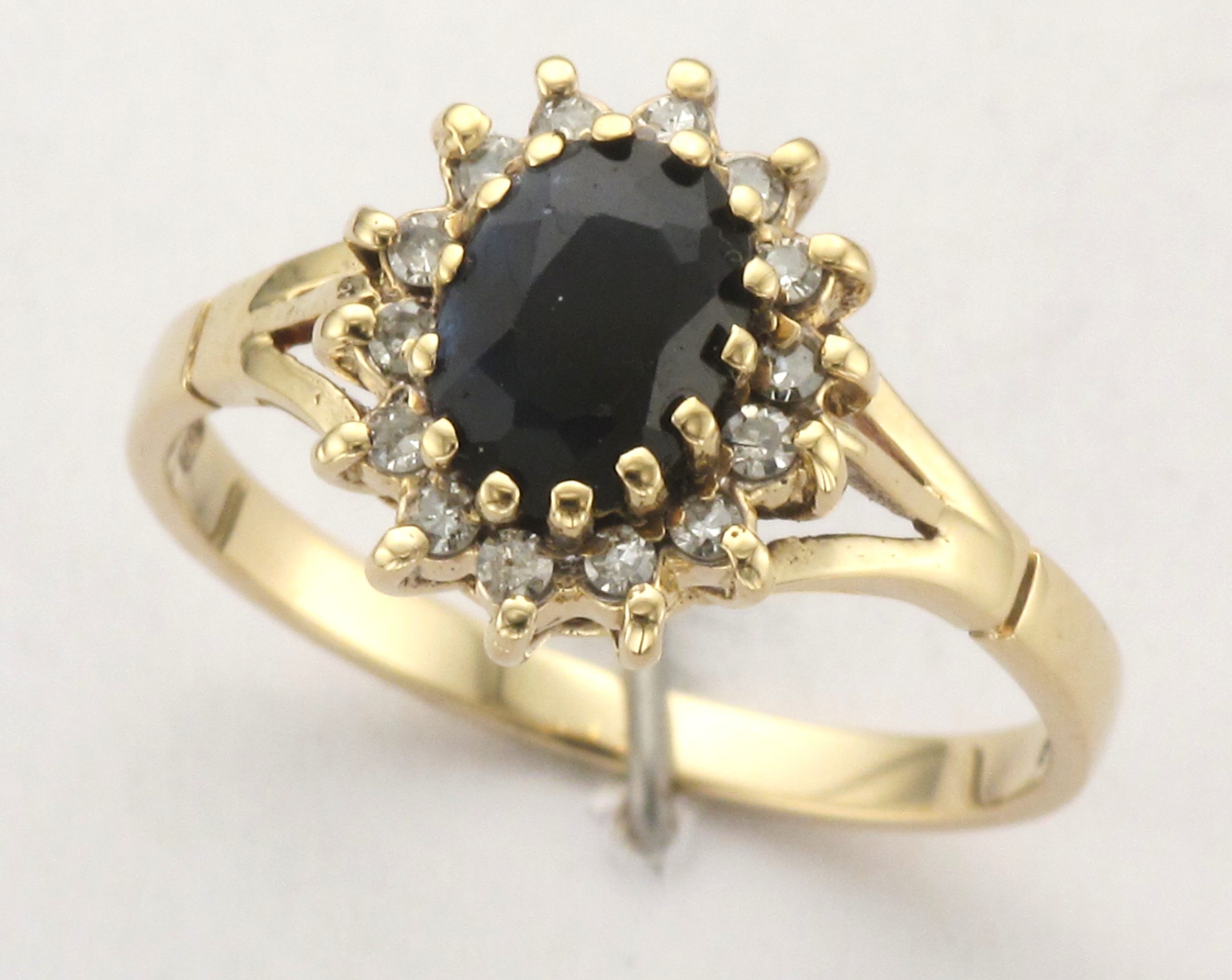 9CT SAPP/DIA OVAL CL RING