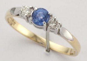 9CT 3ST SAPP/DIA CLW RING