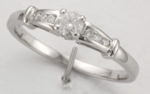 9CTW S/S DIA 4-CLAW RING